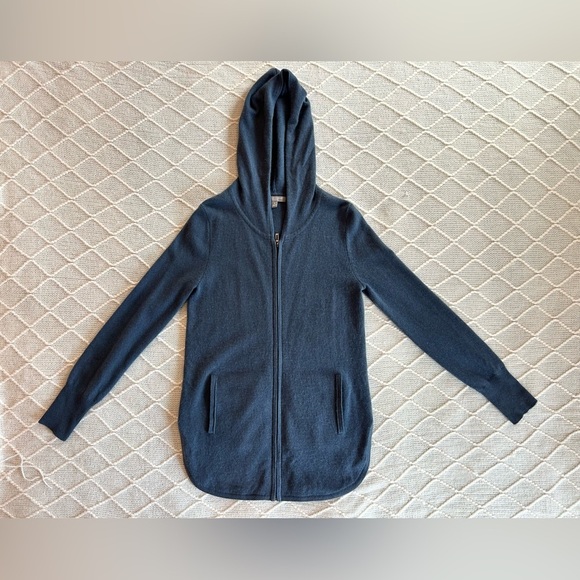 Neiman Marcus Women’s 100% Cashmere Zip Up Sweater. Blue size small. - Picture 3 of 12